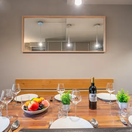 In-out - Heart Of Spacious 8 Guests Apartment, Wifi 303 Apartment *